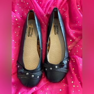 USED— Black patent leather toe ballet flats with memory foam